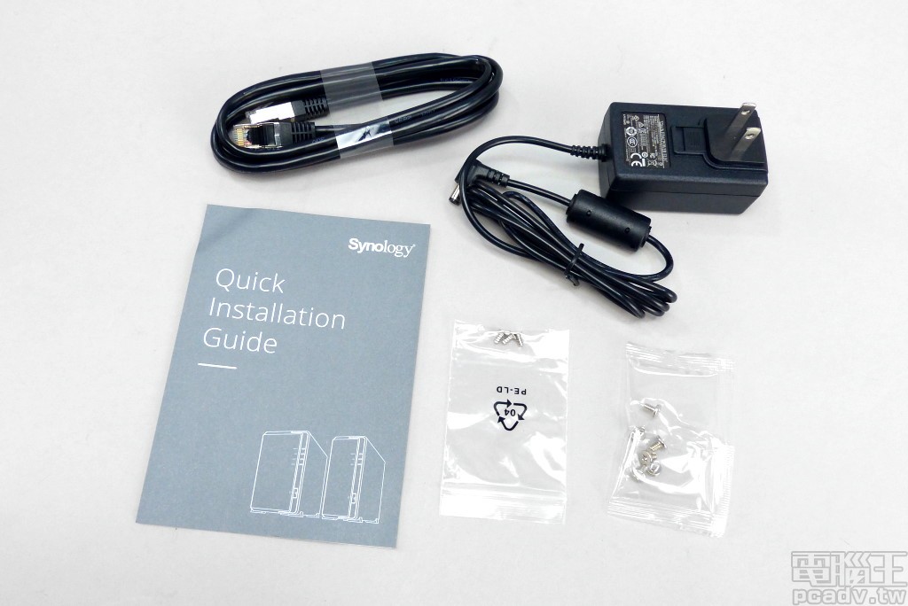 零組件包含電源變壓器、網路線(約 30 cm)、機殼固定螺絲、3.5 吋裝置固定螺絲、快速使用說明書等