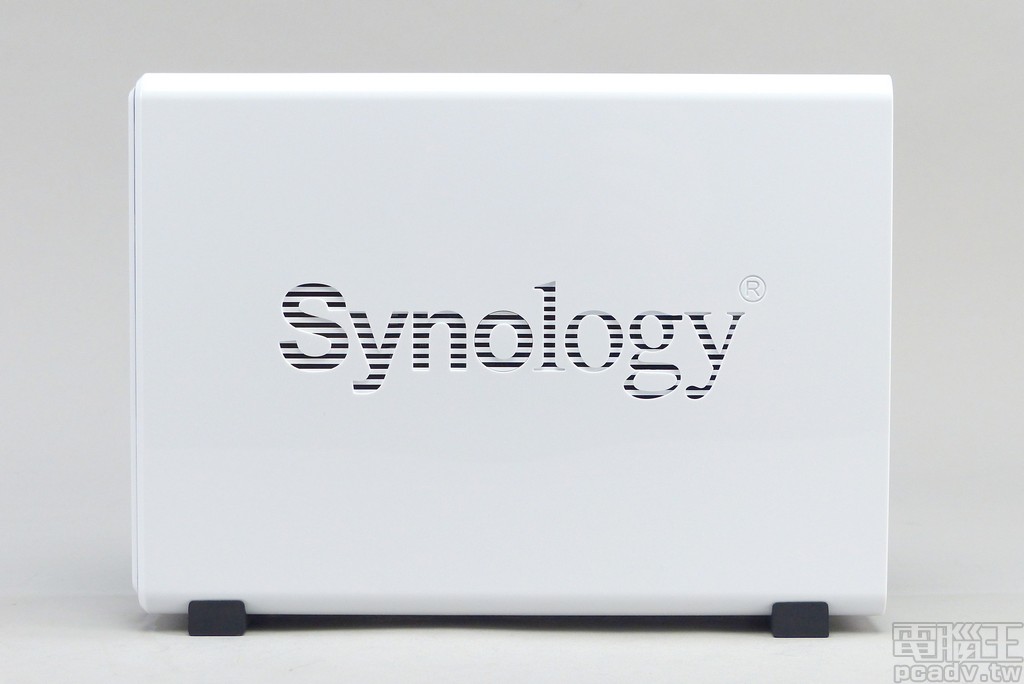 機身左右側面均透過自家 Synology 商標,開孔作為通風散熱之用