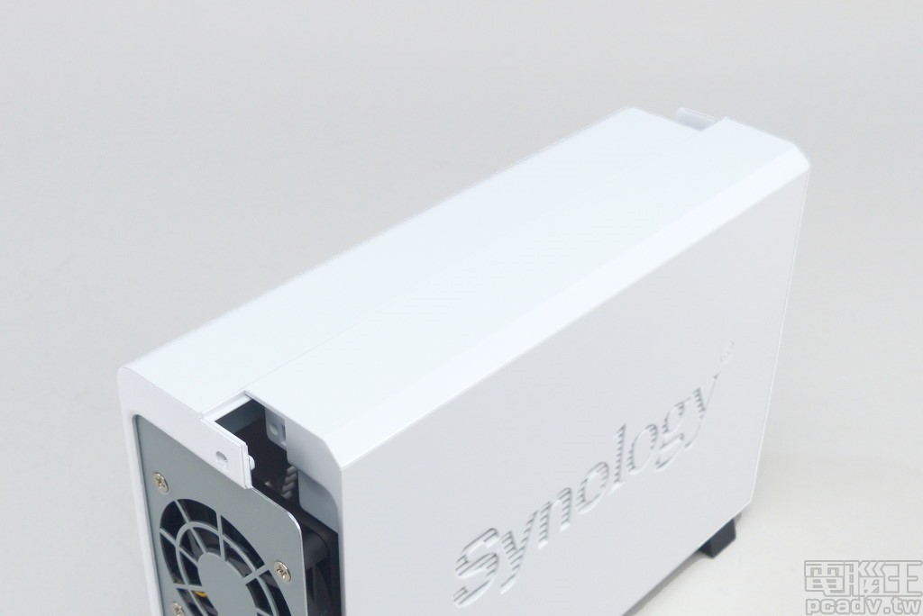 DS119j 外殼並未先行安裝螺絲,橫向位移外殼即可解除卡榫,以利 3.5 吋儲存裝置安裝作業