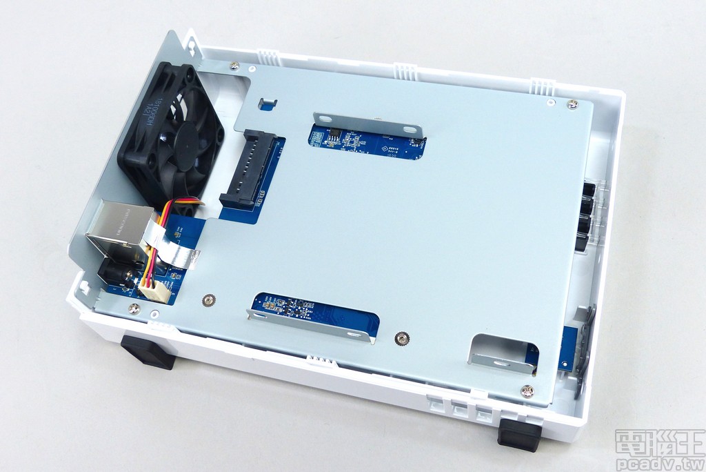 將 3.5 吋儲存裝置的 SATA 傳輸與電源介面朝向黑色插座安裝,以附屬螺絲固定儲存裝置於 2 側金屬片,再蓋回白色外殼並以螺絲固定即可