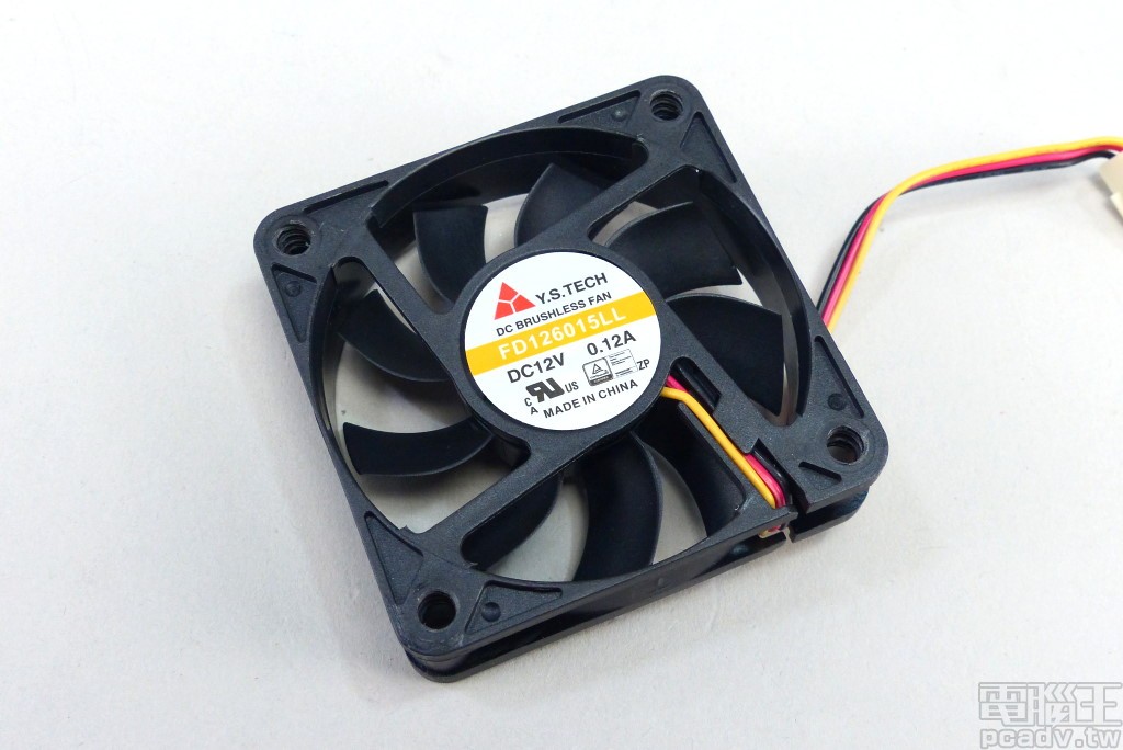 60mm 風扇採用可偵測轉速的版本,Y.S.TECH FD126015LL 最高轉速 3100RPM,預設依據 NAS 內部溫度啟用轉速控制