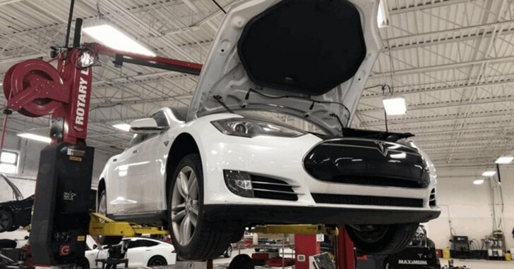 特斯拉車主Model S整台車「變磚」：不但無法充電、連車門都打不開，維修需約台幣60萬元