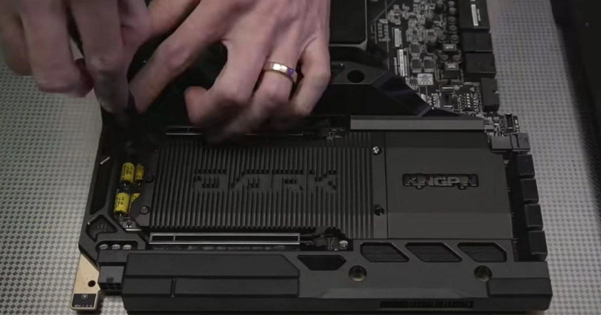 你還是我大哥!NVIDIA發佈會上的RTX 4090展示平台,依然用了EVGA主機板、電源
