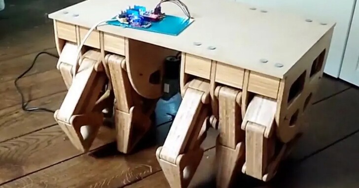 荷蘭遊戲工程師打造有12條腿可自動行走的桌子，這次工作真的會追著你跑了！