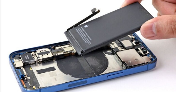 新專利顯示，蘋果想讓兩部iPhone「背靠背」就能反向充電