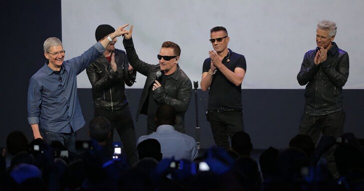 U2主唱提起2014年的iTunes的「U2專輯災難」表示：強送禮物並不會讓每個人都開心