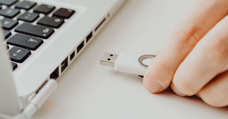 如何更改USB隨身碟連接到電腦時的預設動作？