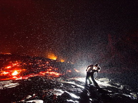 火山熔岩前的熱吻自拍，不靠後製的冒險技法大公開