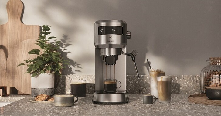 伊萊克斯推出全新半自動義式咖啡機！智能溫控壺、滾筒洗衣機同步開賣