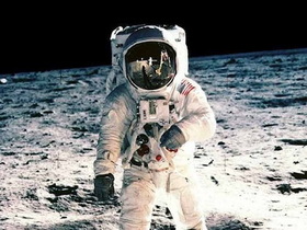 帶我去月球：阿姆斯壯精彩照片回顧一生