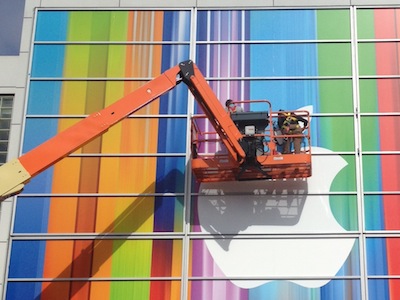 iPhone 5 發表會現場外牆裝飾的色彩很繽紛，透露什麼玄機？