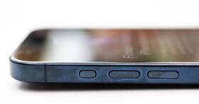 iPhone 15 Pro用鈦金屬邊框有什麼好處？還有這缺點難避免：手一握就變色、根本成指紋收集器