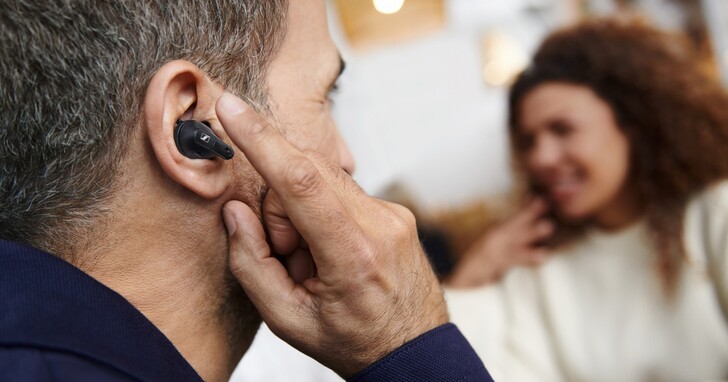 Sennheiser 發表首款「聽力輔助真無線耳機」！ 9/28 正式開賣、售價 $34,700 元