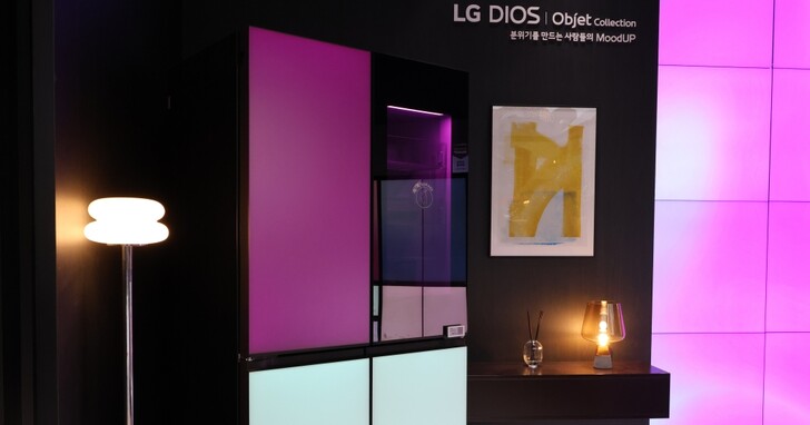 LG 展示可變色的 MoodUP 冰箱，冰箱門可以變身成 Party 燈光、還內建藍牙喇叭可以用冰箱播音樂