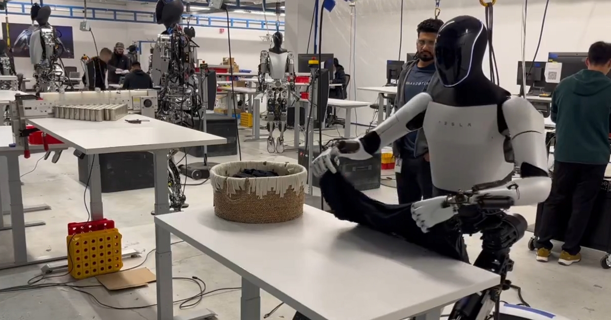 特斯拉Optimus機器人折衣服的影片被質疑為作假,「多出的一隻手」是關鍵