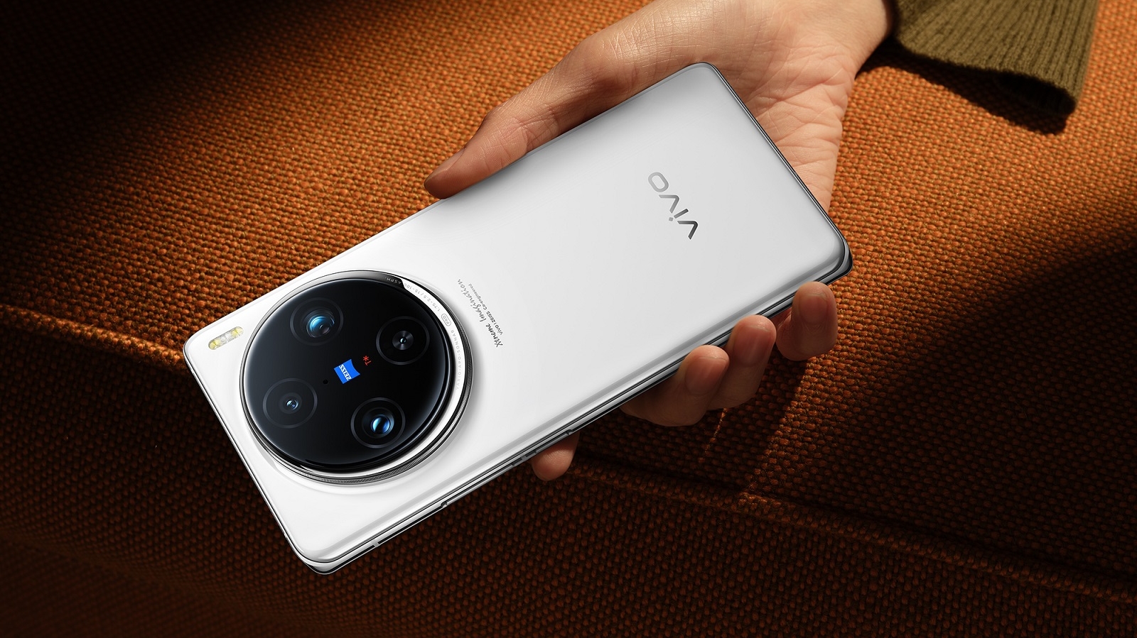 vivo X100 Pro 加碼推出白月光新色,TWS 3e 藍牙耳機、50W 無線充電座登場
