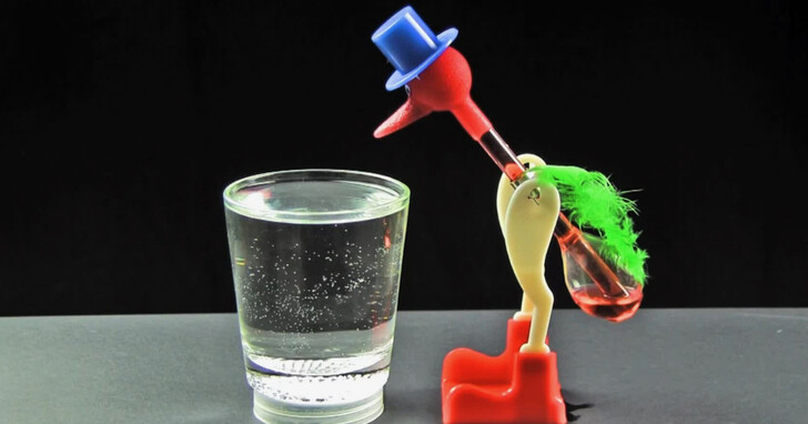 科學家改造兒童玩具「喝水鳥」，變成摩擦電動水力發電機