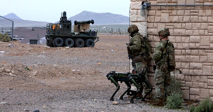 美國士兵與機器狗和小型多用途裝備運輸車進行整合訓練，未來裝由機器人承受敵軍的第一擊