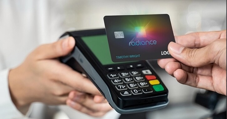 新型信用卡內建OLED螢幕，無須電池、非接觸式付款時會發光