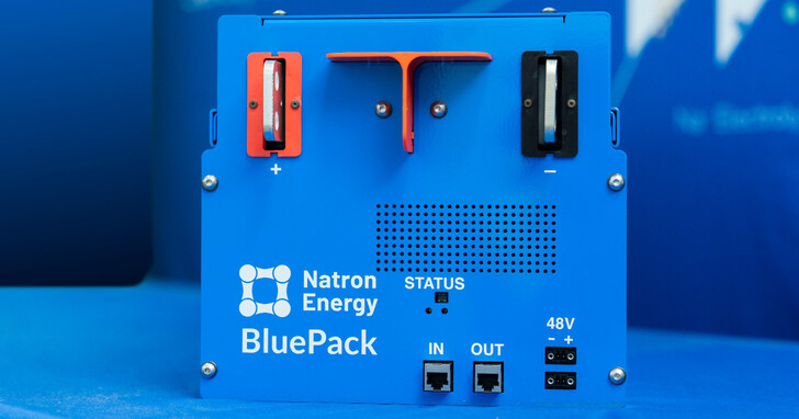 Natron Energy 的鈉離子電池走出實驗室，充放電速度比鋰電池快 10 倍還更安全、美國開始商業規模量產