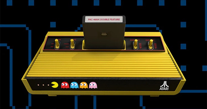 慶祝《小精靈》45 週年，Atari 推出 2600+ Pac-Man 紀念版主機，還有鬼魂配色的無線搖桿