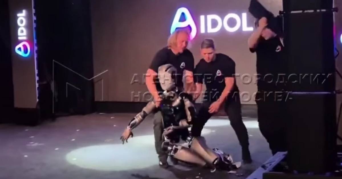 俄羅斯機器人號稱19顆馬達模擬表情，亮相不到一分鐘在舞台慘摔被抬走