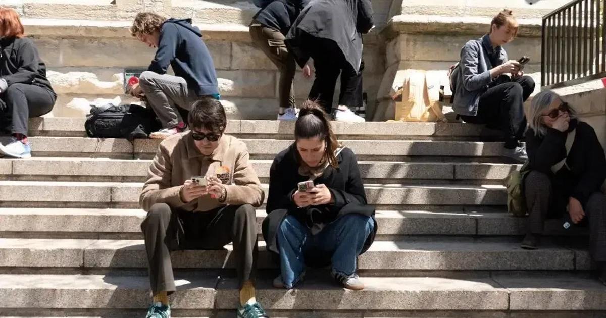 年輕人愛用 AI 又怕爆？哈佛調查揭露 Z 世代的 AI 焦慮症候群