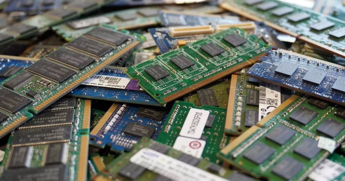 記憶體大缺貨！AI巨獸狂吞DRAM，筆電價格卻不漲？Intel給消費者吃定心丸