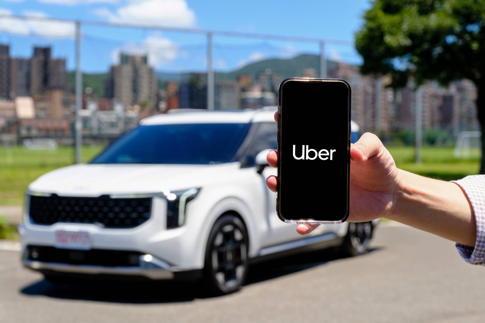 Uber 完成併購皇冠大車隊並通過政府審查