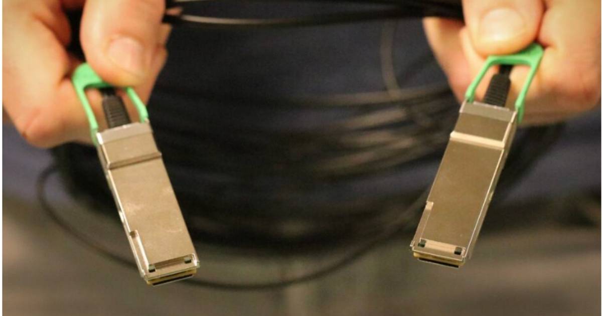 AI時代救星！微軟與聯發科出奇招，用「廉價MicroLED」讓資料中心網路脫胎換骨！