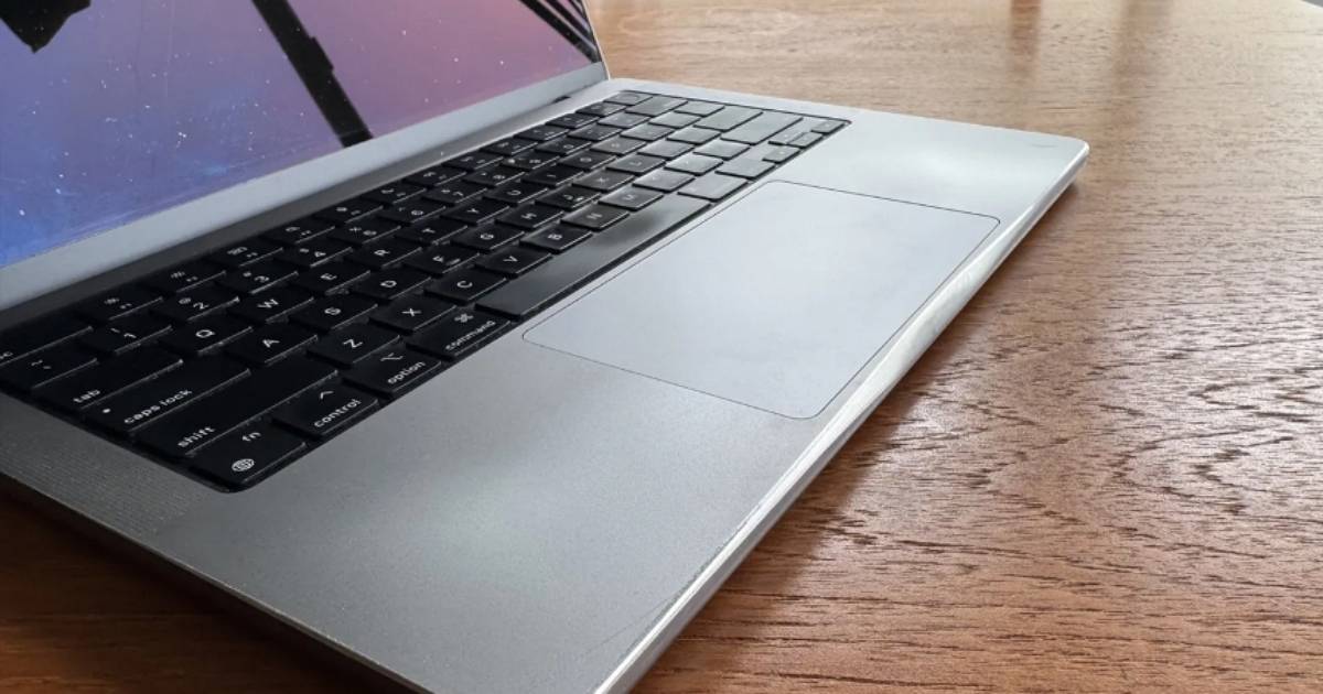 MacBook 邊框太鋒利？國外工程師竟拿起銼刀動手DIY，把自己筆電磨圓了