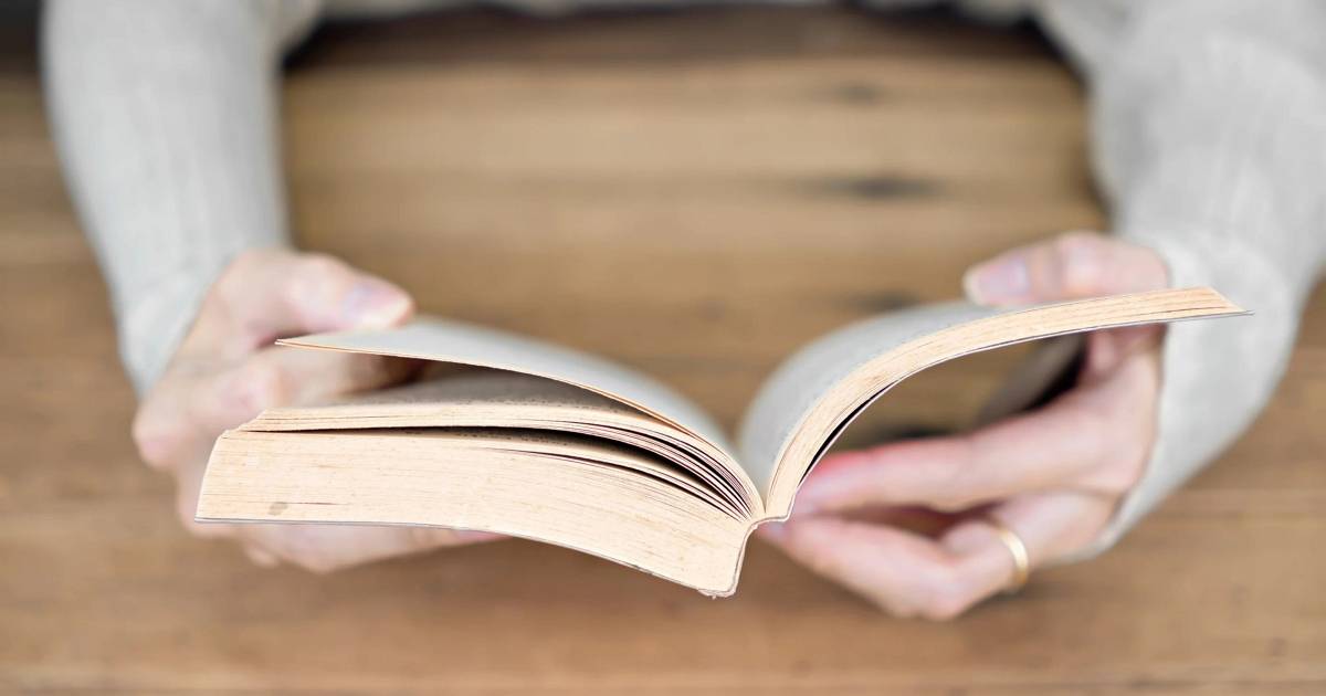 看紙本書比電子書有效率？東大研究首度發現：紙本閱讀能讓大腦更省力，處理複雜資訊更快