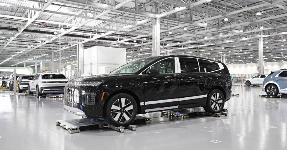 現代集團啟動全國首個公寓自動停車試點：11公分薄型機器人連大型SUV都能載