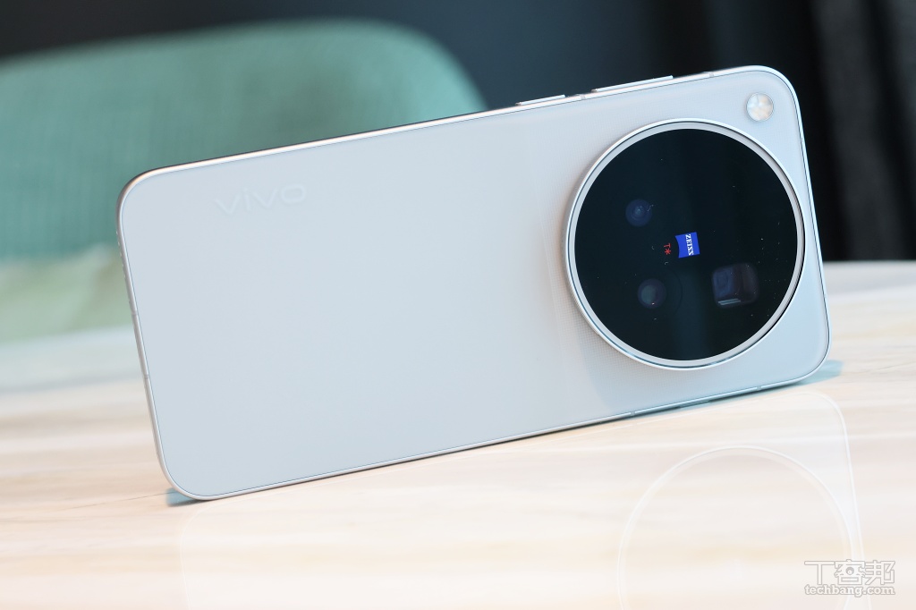 vivo X500 Pro Max 頂規旗艦來了！首發台積電 2nm 晶片，90W 閃充與蔡司影像配件全給齊