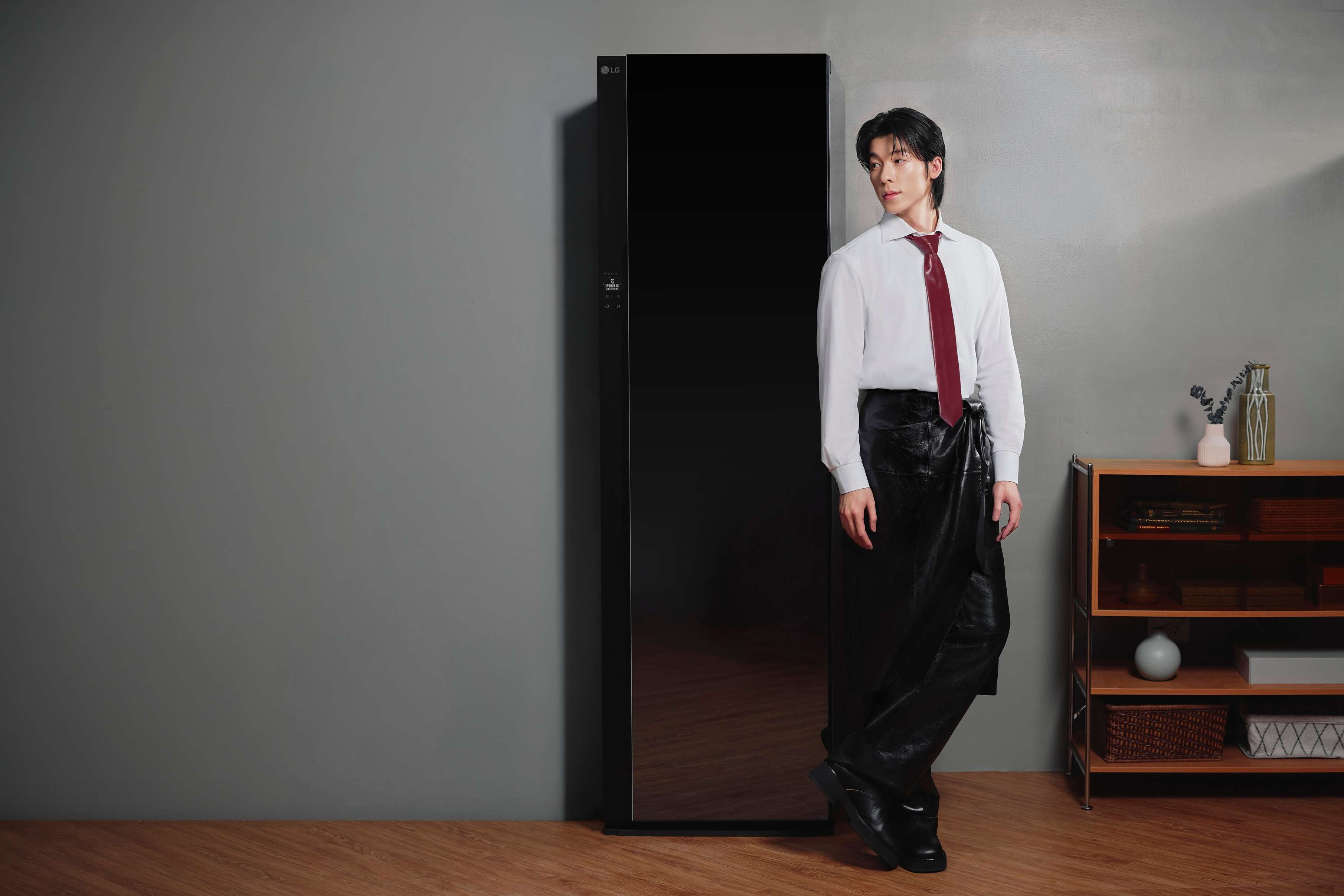 換季衣物受潮怎麼辦？LG Styler 蒸氣電子衣櫥第二代：熱泵烘乾、蒸氣殺菌、室內除濕一機三用