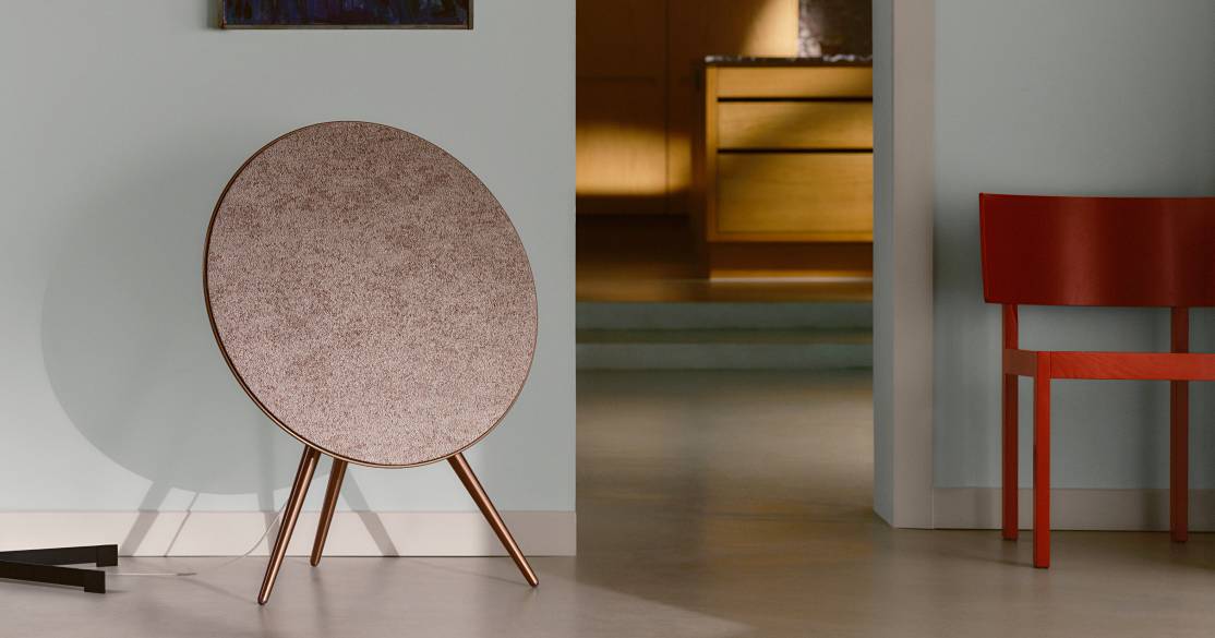 B&O Beosound A9 推出「赤陶棕」新色！攜手丹麥 Kvadrat 打造天然紋理針織布罩，讓音響化身居家藝術品