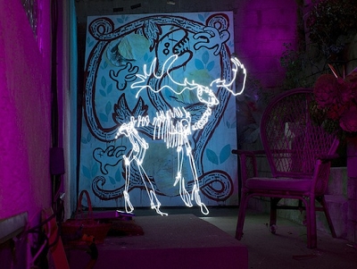 長時間曝光 光繪創作，攝影師 Darren Pearson 用光點對著空氣作畫