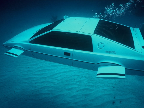 007 電影《海底城》中的潛艇汽車，Elon Musk 想要讓它變成真的