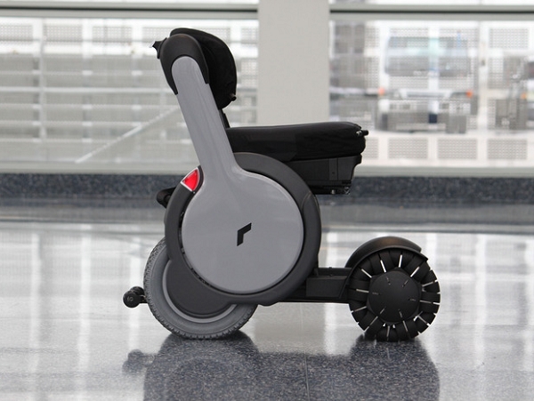 適應多種複雜路況，具備 10 度傾斜角爬坡能力的電動輪椅 Whill