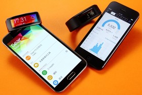 Samsung Gear Fit、Garmin Vivofit 讓健身變簡單，新一代智慧手環強勢登場