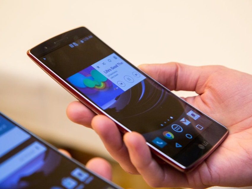 LG G Flex 2 曲面手機發表：自我修復刮痕能力提升，弧面更貼合臉型
