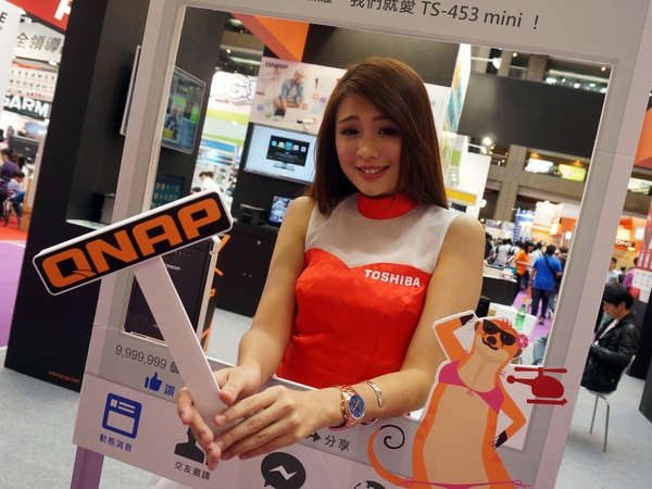 2015春電展：QNAP推出直立式NAS，Toshiba硬碟優惠加購，一次打包帶回家