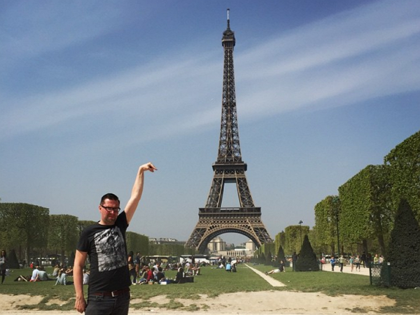 求神人PS！他請鄉民把巴黎鐵塔修到他手指下方，看網友怎麼惡整他？
