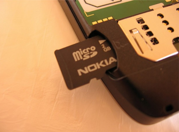 為什麼愈來愈多智慧手機廠商捨棄 micro SD 卡擴充？