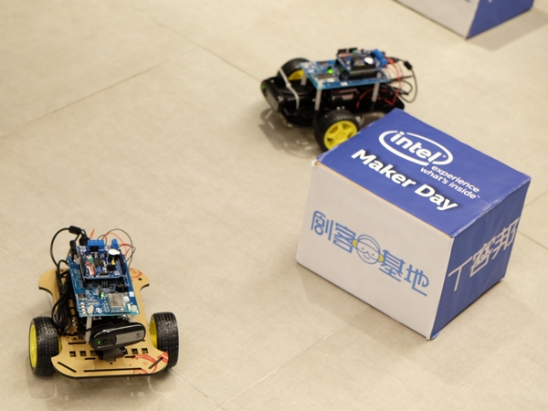 【Maker Club】Intel Edison Wi-Fi 無線遙控攝影車