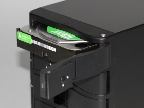 嘴大吃四顆，CyberSLIM S84ES外接盒