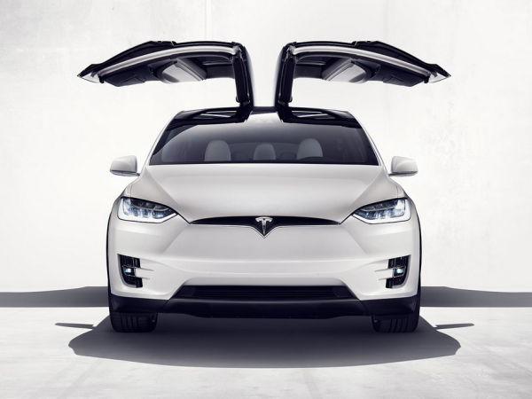 Tesla 發表電動 SUV「Model X」0-100km 加速僅需 3.2 秒