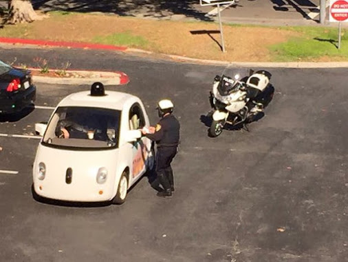 Google自動駕駛車遭警方攔檢，原因：開太慢