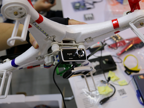 【Maker Club】Intel Edison 人臉辨識、 WiFi遙控攝影無人機實作，用雲端+人臉辨識把無人機變成偵察機！