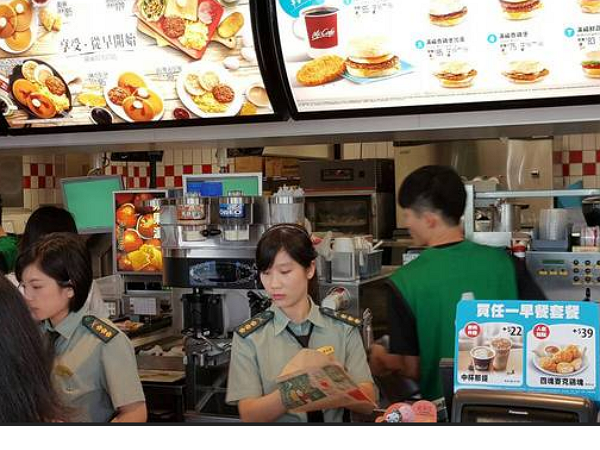 麥當勞跨年穿軍裝賣漢堡玩過火，國防部表示已請憲兵隊完成蒐證